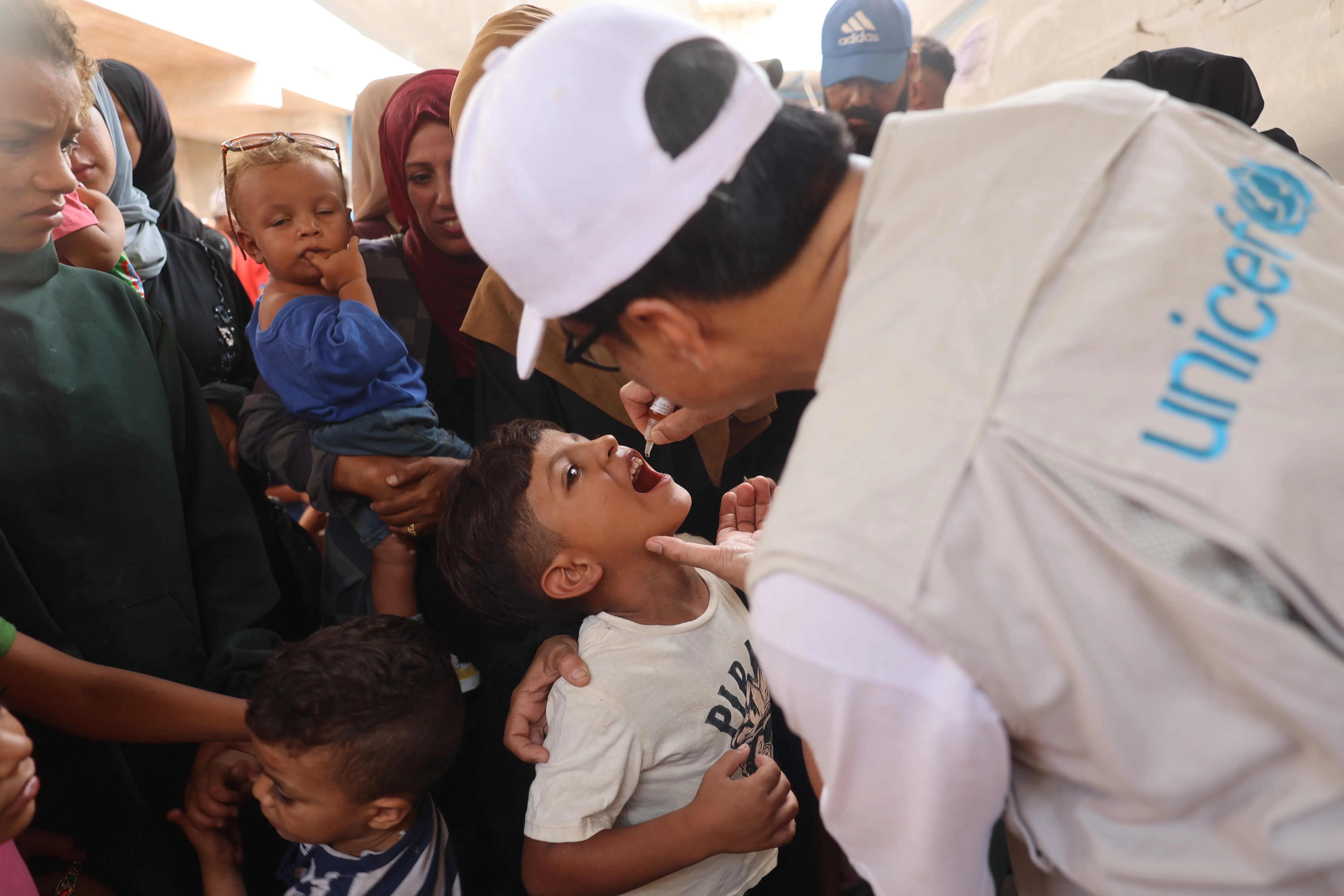 UNICEF Staff adminsters Polio vaccine to a child in Gaza