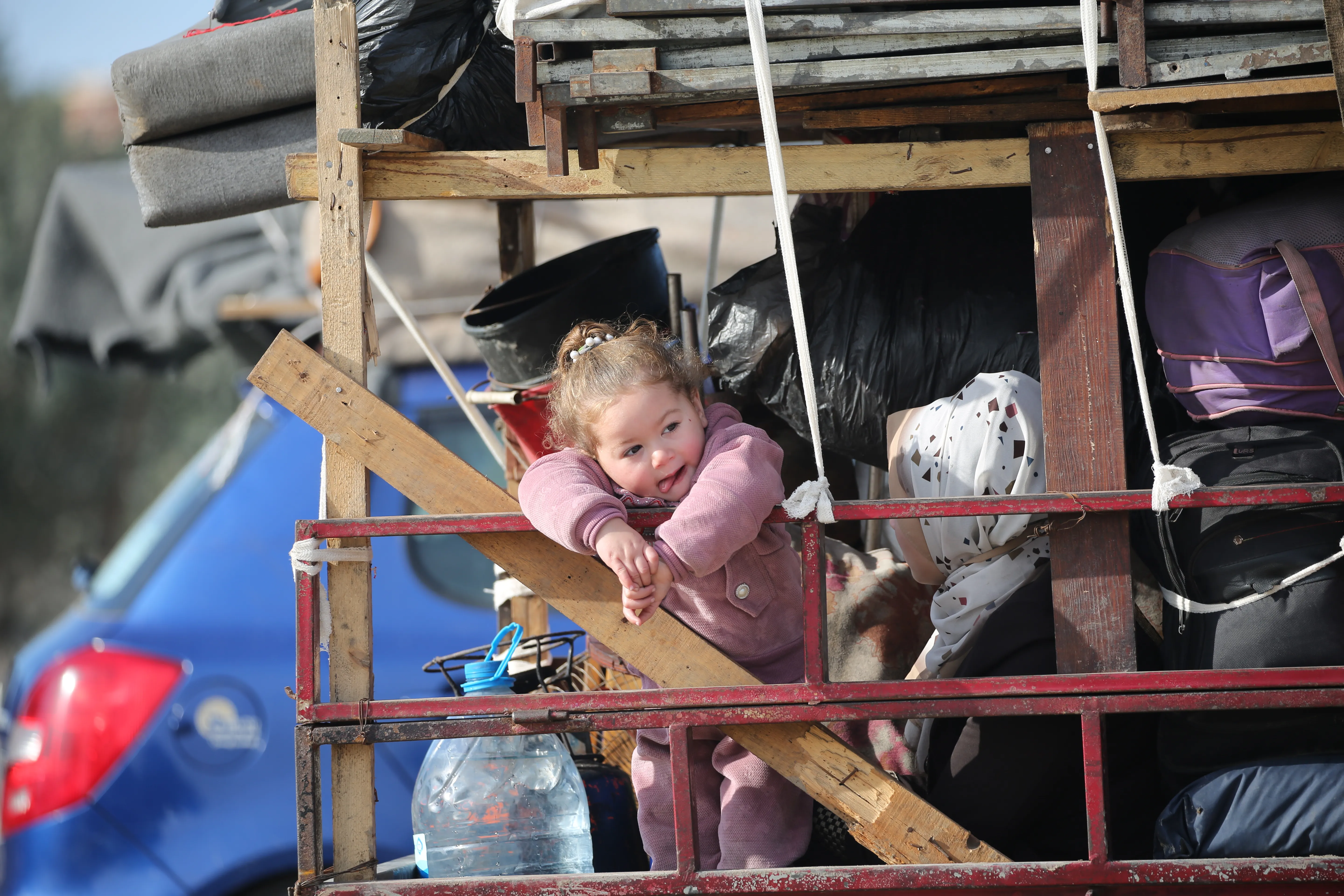 Un enfant regarde alors qu'elle retourne chez elle à Gaza.