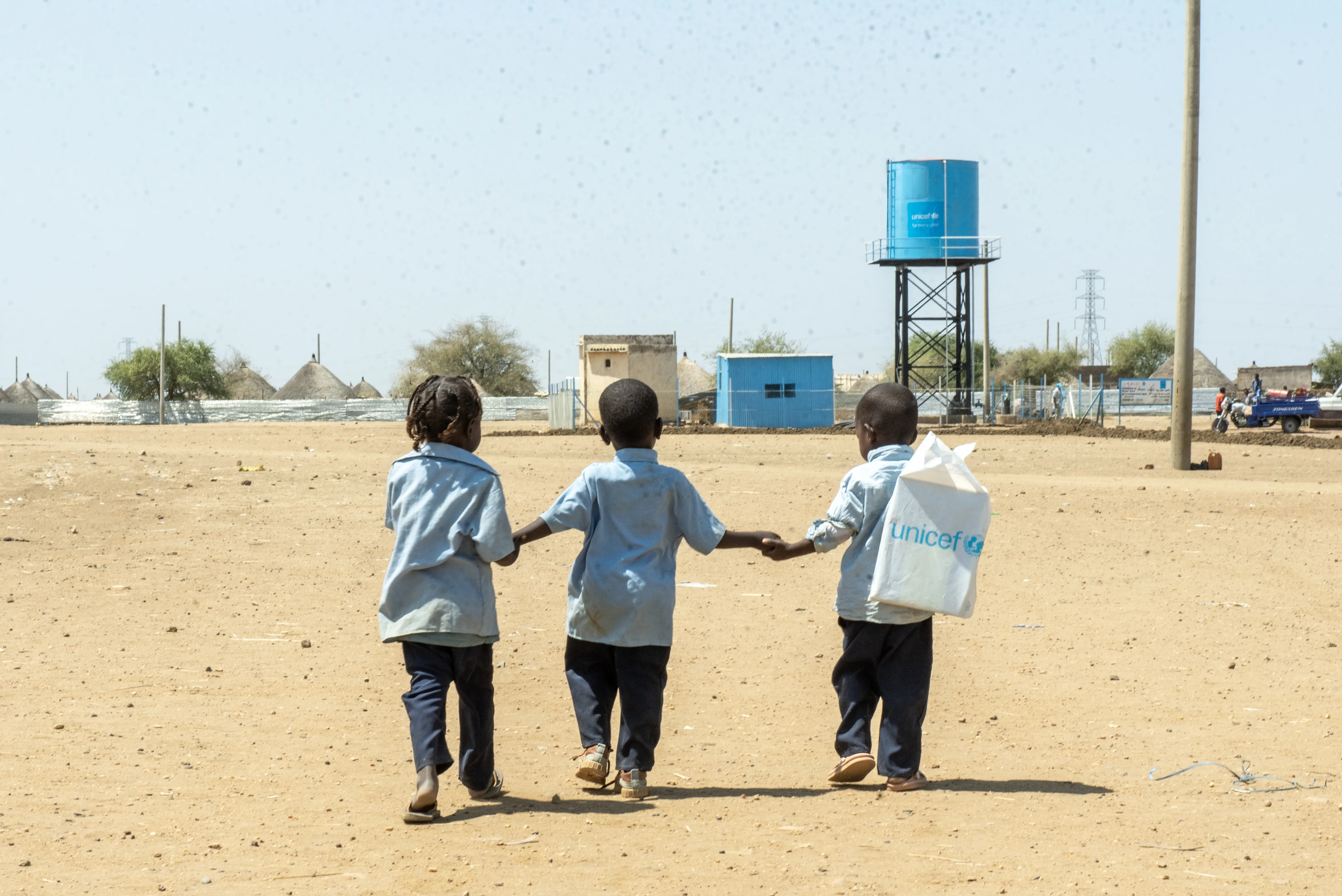  Des enfants rentrent chez depuis un espace ami des enfants soutenu par l'UNICEF dans le camp pour personnes déplacées d'Al Houri, dans l'État de Gedaref.