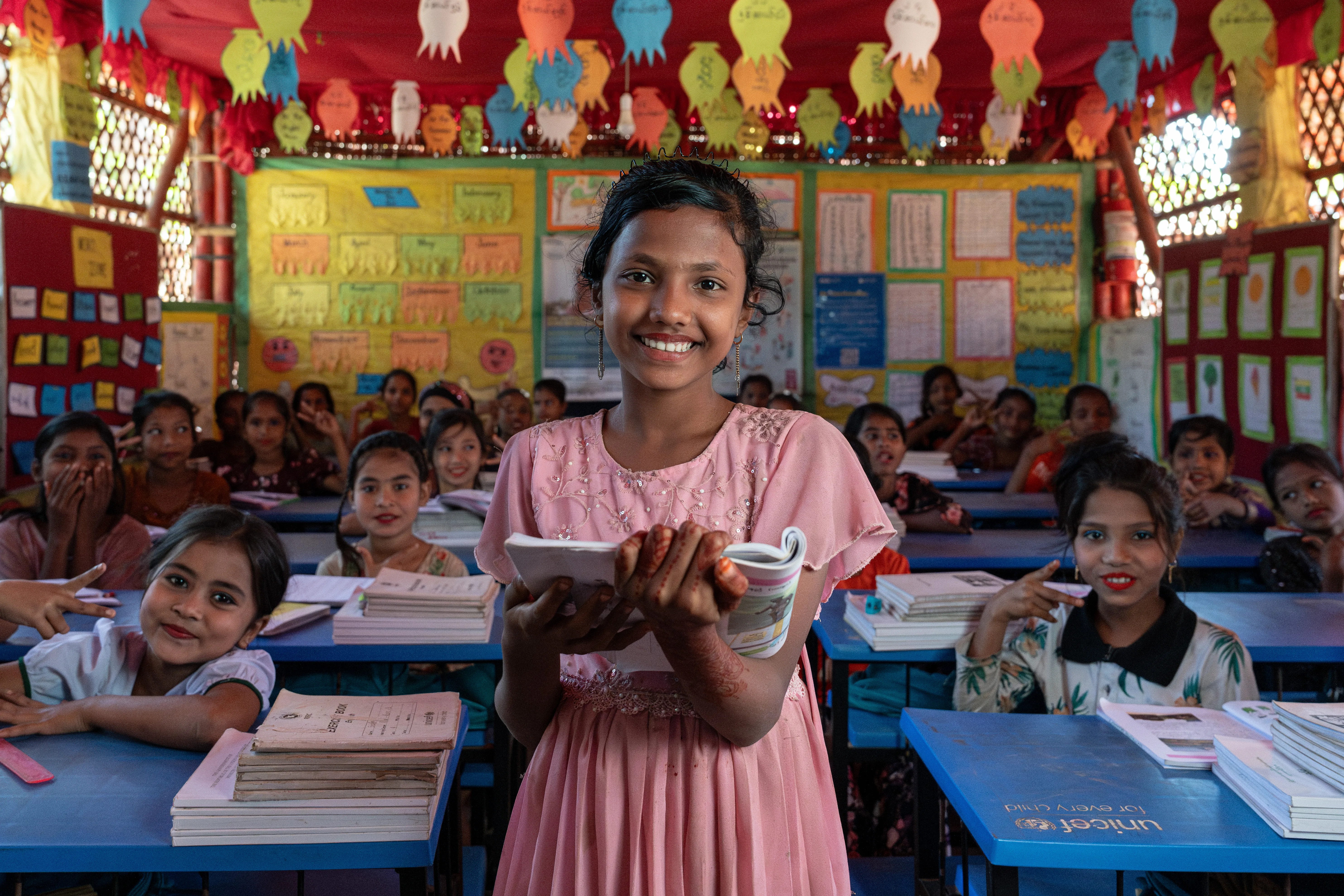 Noor, 13 ans, étudie dans un des centres d'apprentissage que gère l'UNICEF dans les camps de réfugiés de Cox's Bazar, au Bangladesh. 