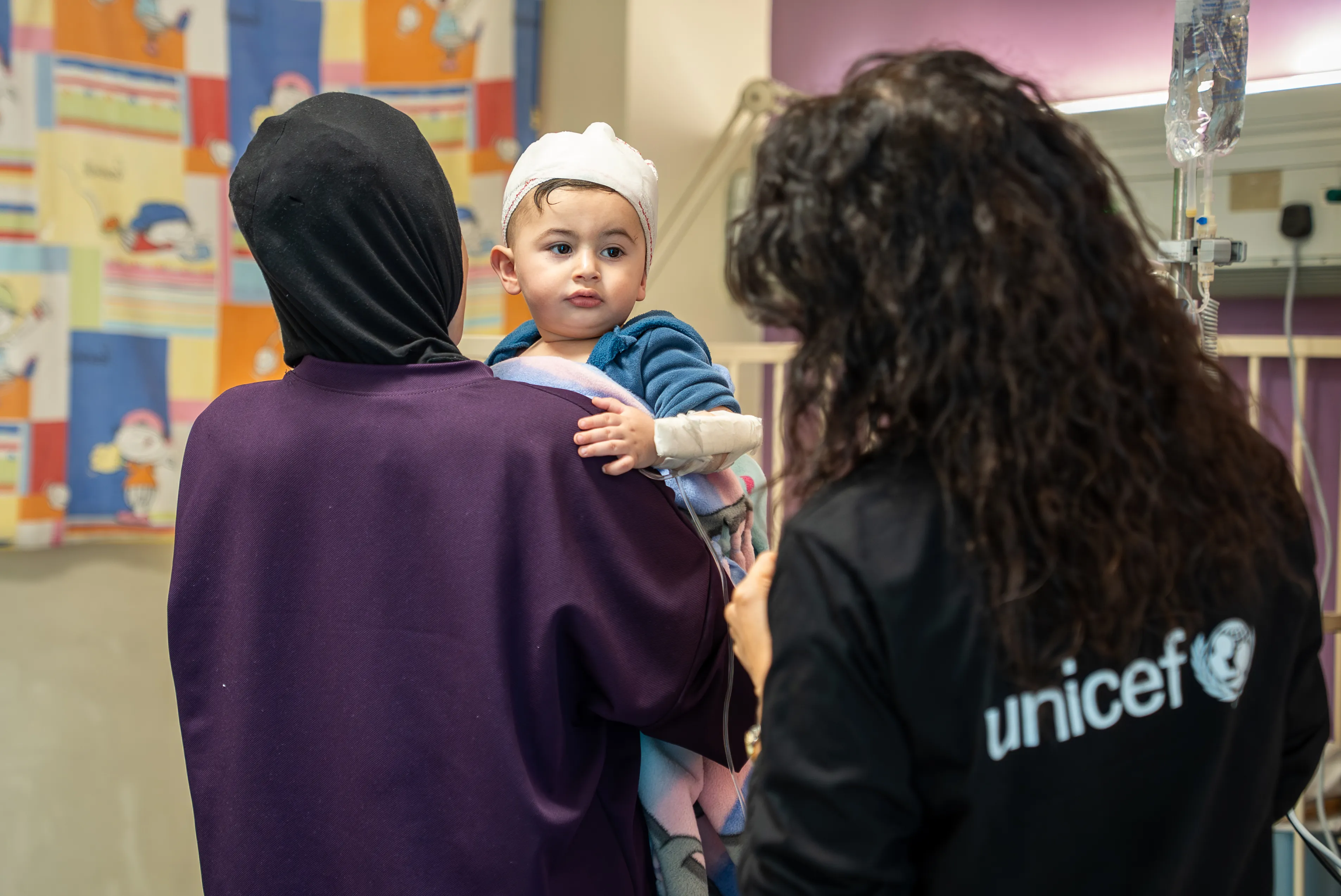 Un enfant est tenu par sa mère dans un hôpital de Beyrouth.