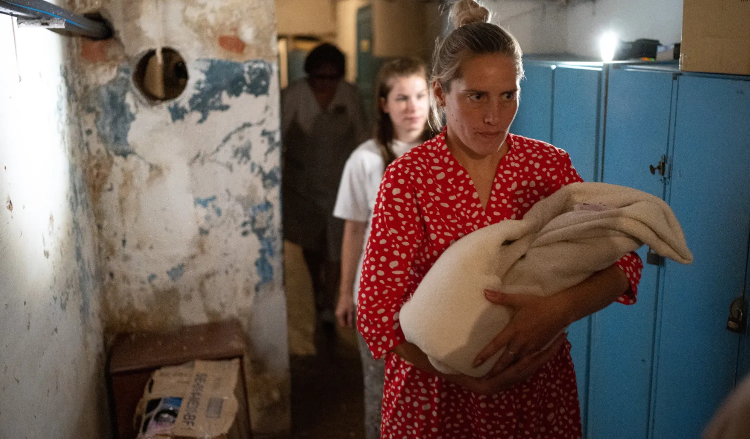 Hanna’s 25-year-old mother Oksana tries to lull her daughter to sleep. 
