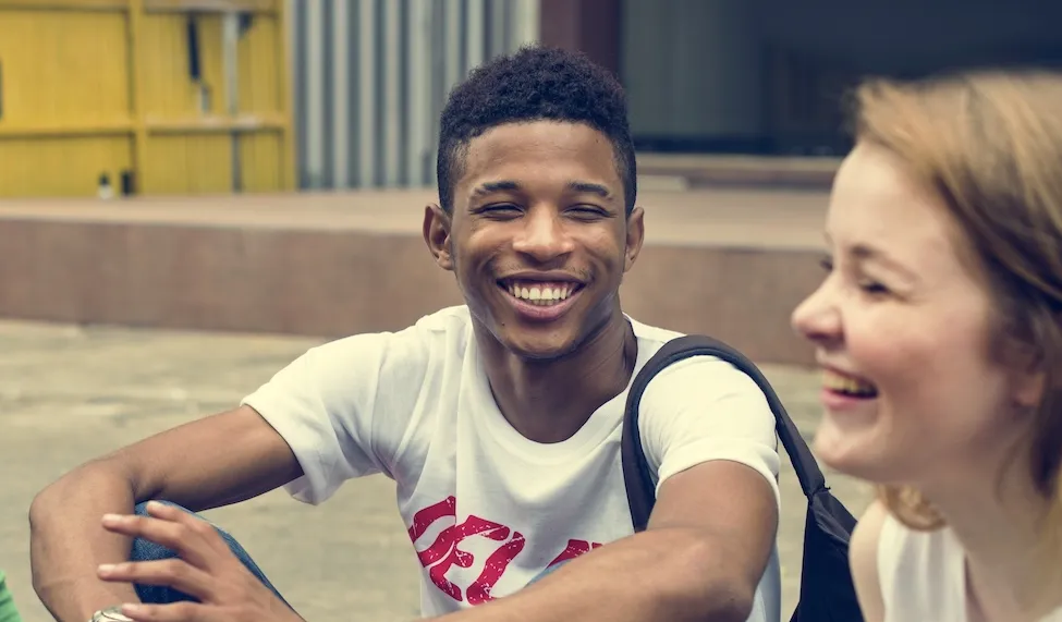 Un groupe de jeunes souriants et heureux.