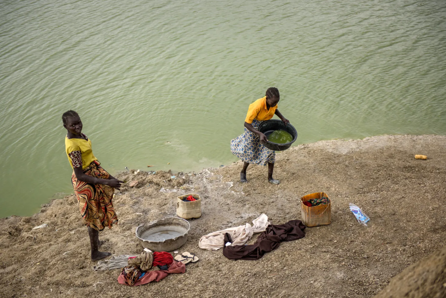 Des jeunes filles recueillent de l’eau pour faire la lessive