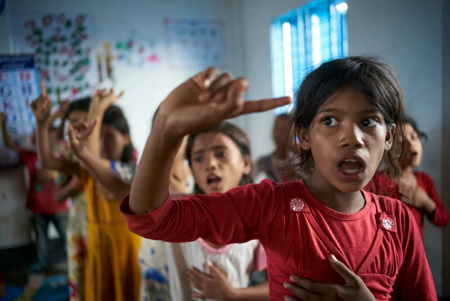 Yasmin chante avec d’autres enfants