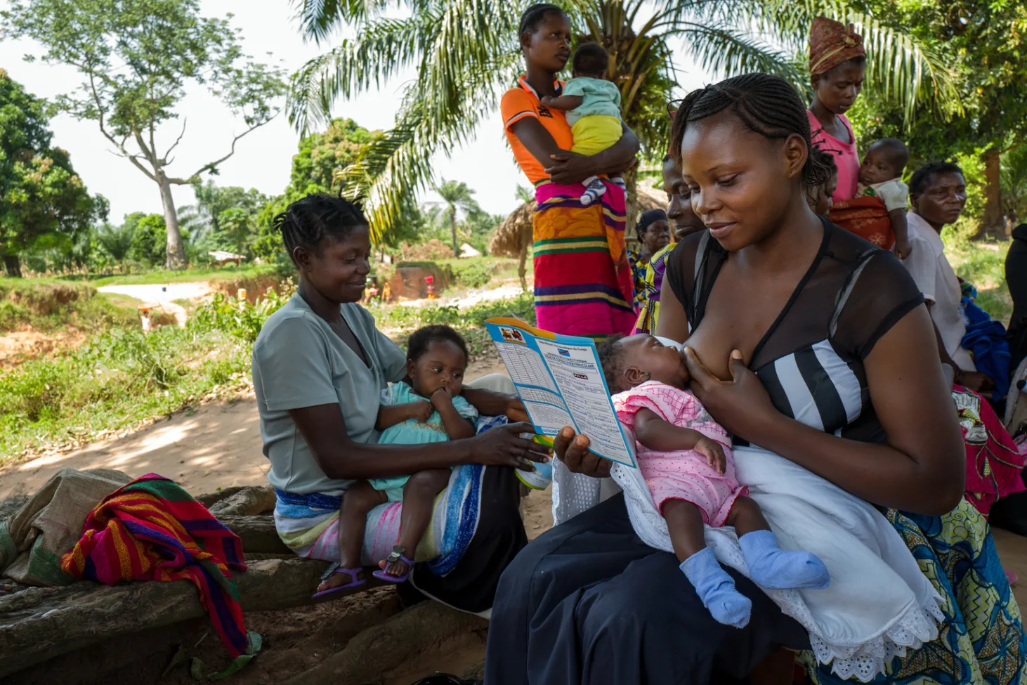 des mères et leurs enfants attendent les vaccins de routine