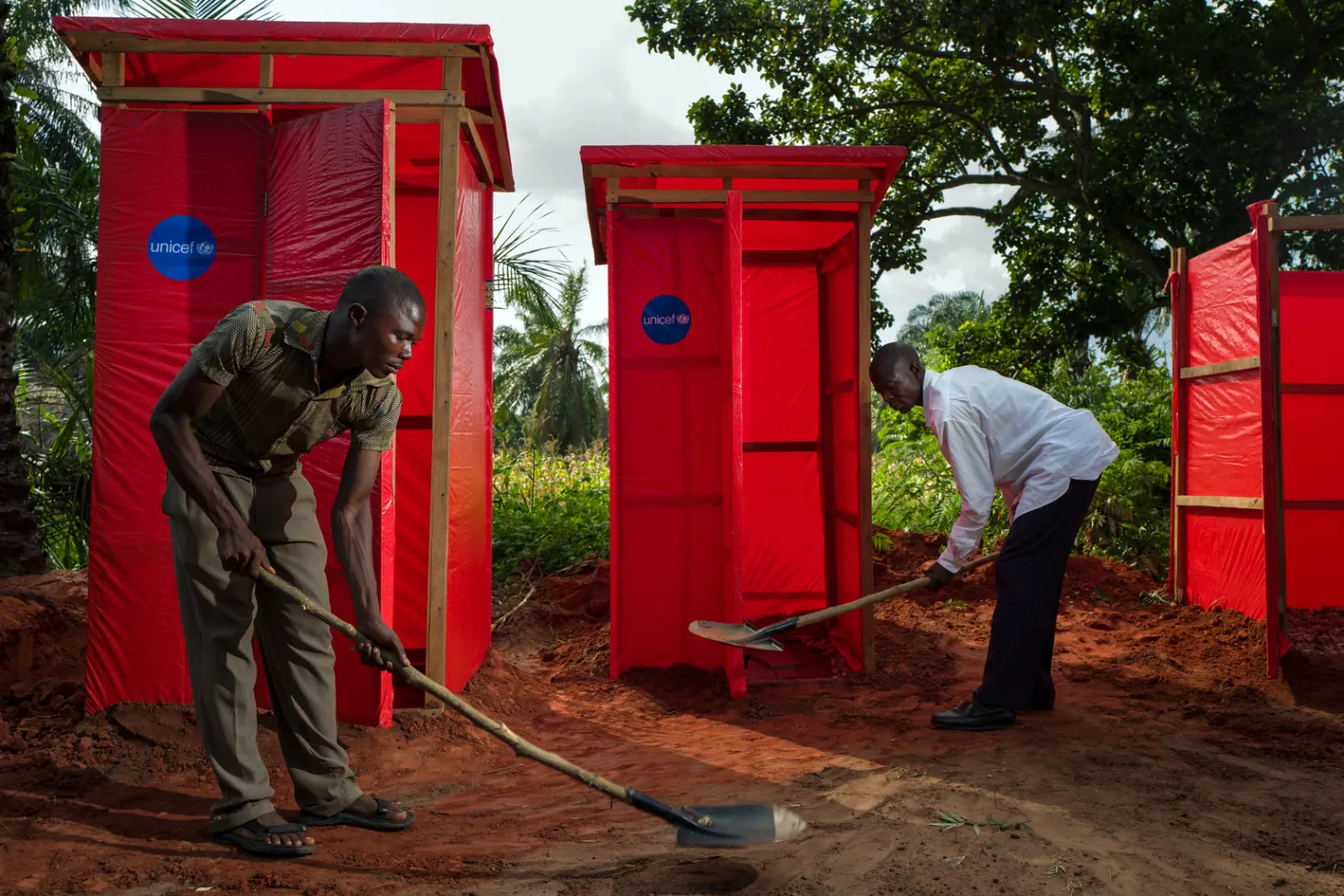 Des bénévoles communautaires entretiennent des latrines et des douches