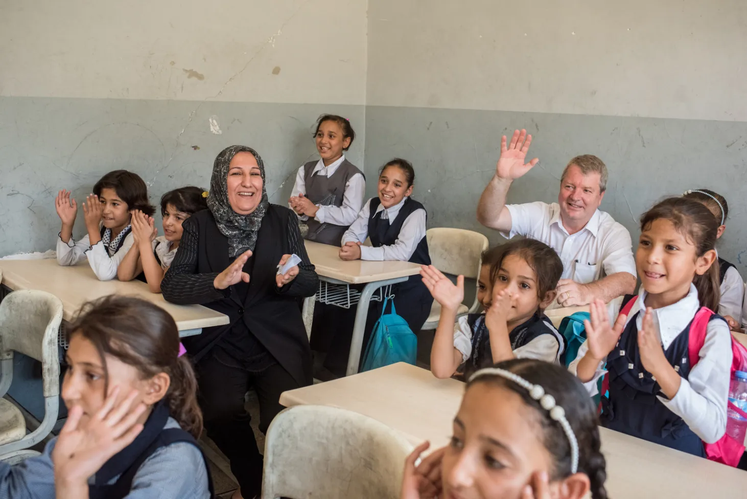 des élèves et des membres du personnel enseignant participe à une activité scolaire 