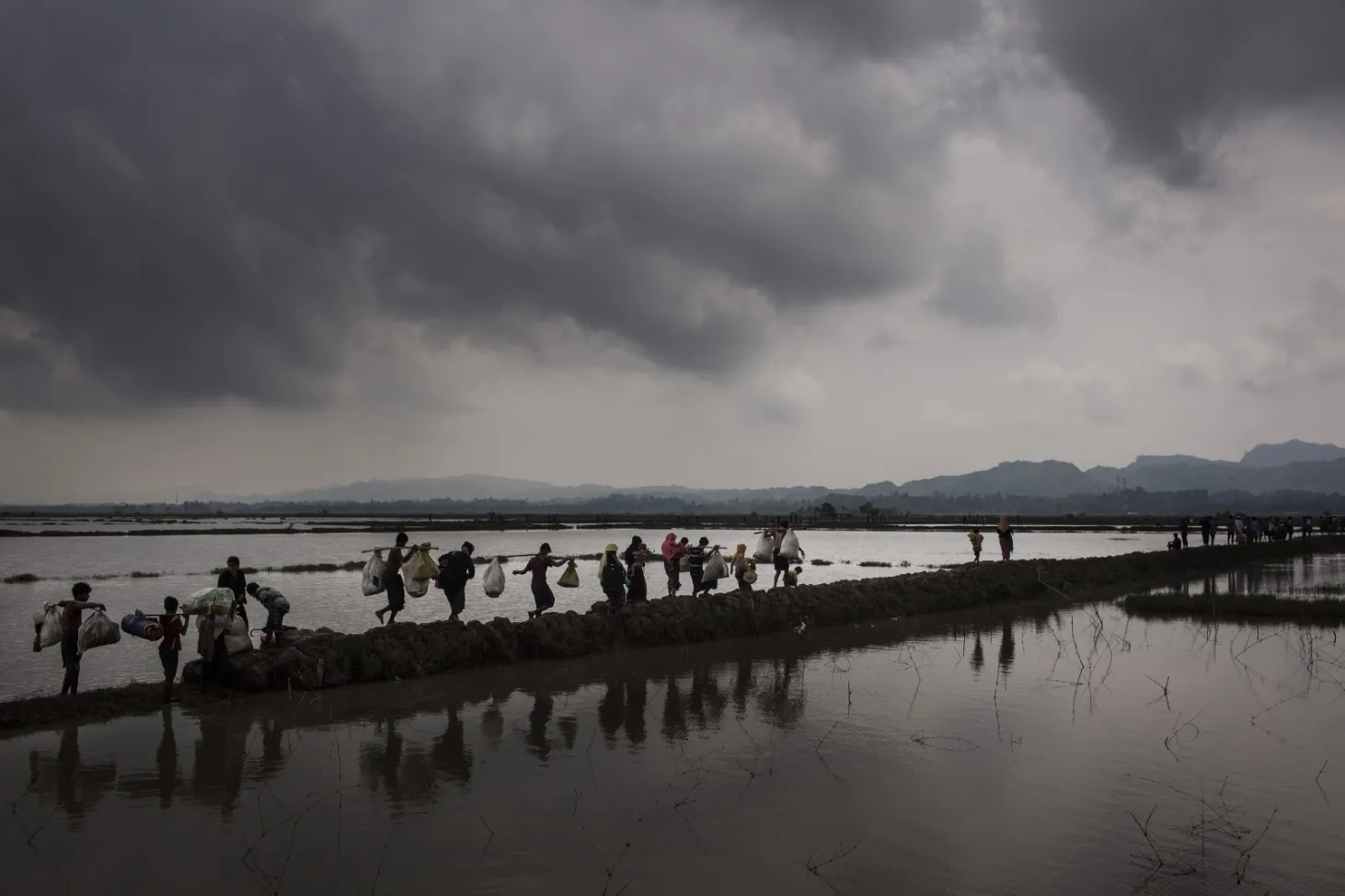 Des personnes réfugiées arrivent dans le district de Cox’s Bazar