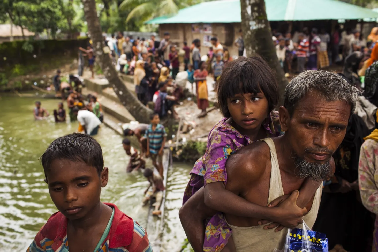 Une famille rohingya du Myanmar qui a traversé la frontière vers le Bangladesh 