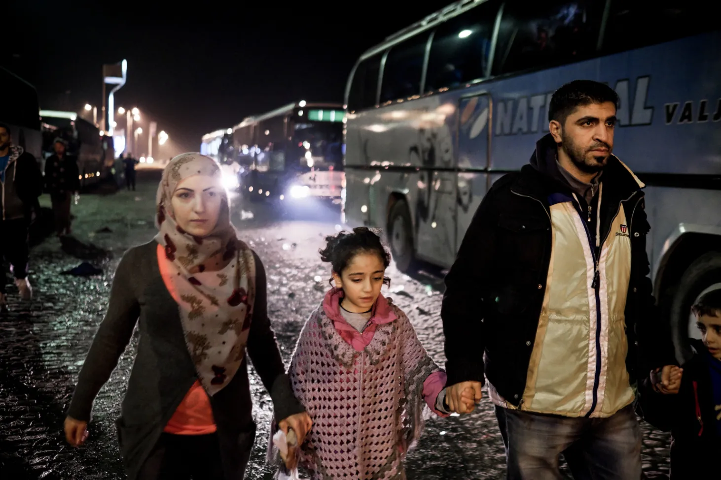 Amira, 24 ans, Khaled, 33 ans, et leur fille Jannat, 7 ans (au centre)