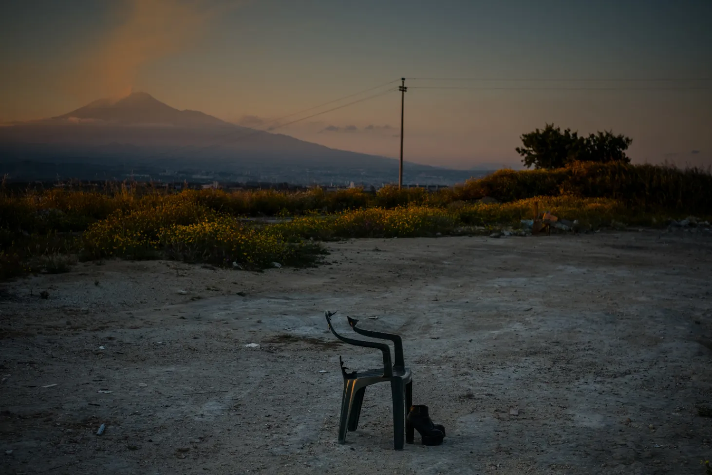 Avec l’Etna en arrière-plan, une chaise et des chaussures à talons
