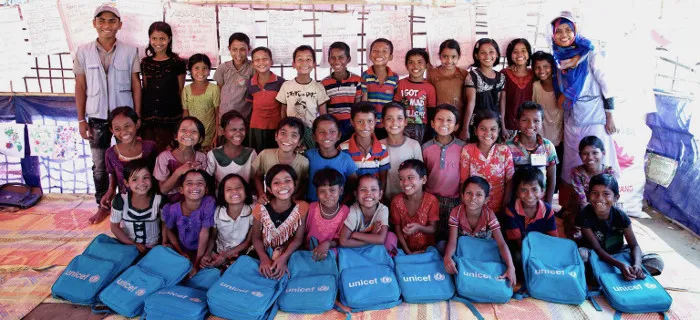 Cox’s Bazar, Bangladesh : Des enfants réfugiés rohingyas sont rassemblés dans une salle de classe improvisée dans un centre d’apprentissage soutenu par l’UNICEF.