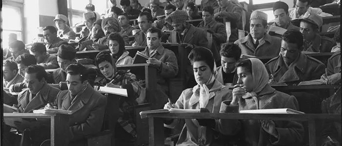 En 1961, en Afghanistan, les premières étudiantes en médecine de l’histoire du pays suivent un cours dans une classe mixte à l’Université de Kaboul. (Afghanistan, 1961)