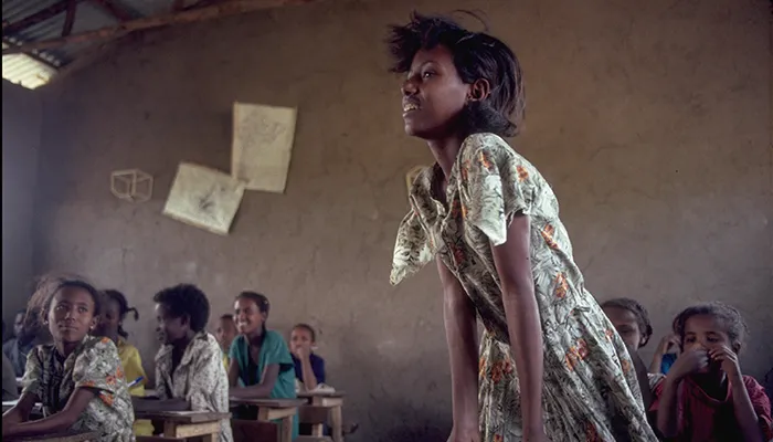 Woineshet, une adolescente de 14 ans, répond à une question dans sa classe de 5e année dans le village de Melka Oba, près des rives de la rivière Awash. (Éthiopie, 1991)