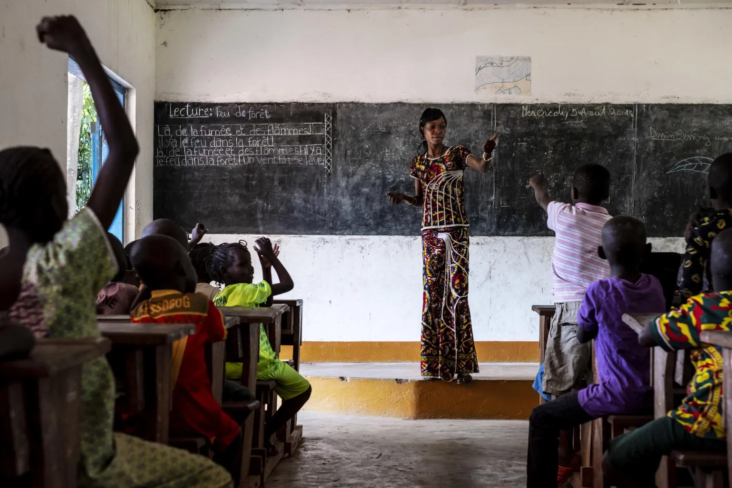 Regina Ketteyassi, une enseignante communautaire non gouvernementale âgée de 26 ans, dans une école d’été à Bambari.