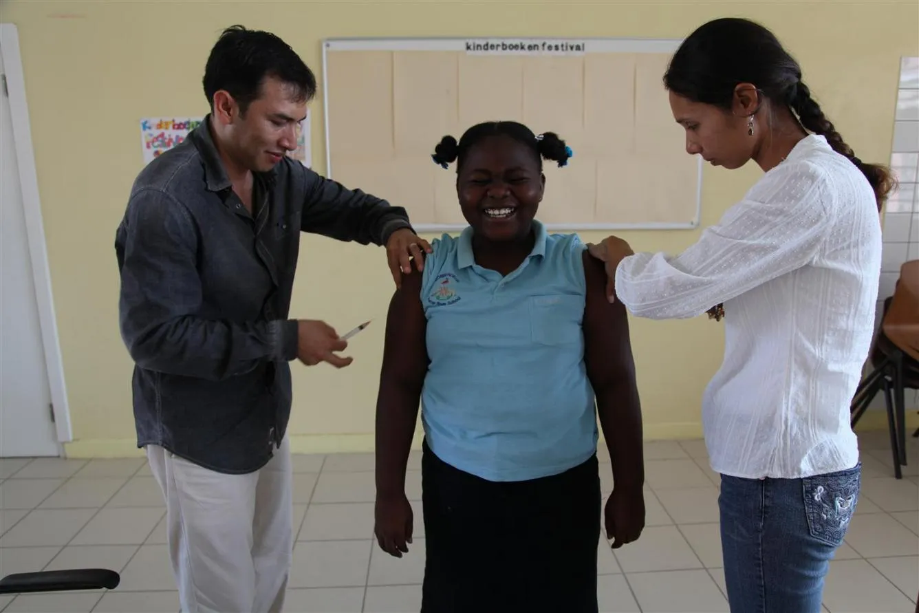 Jeune fille vaccinée à Aruba