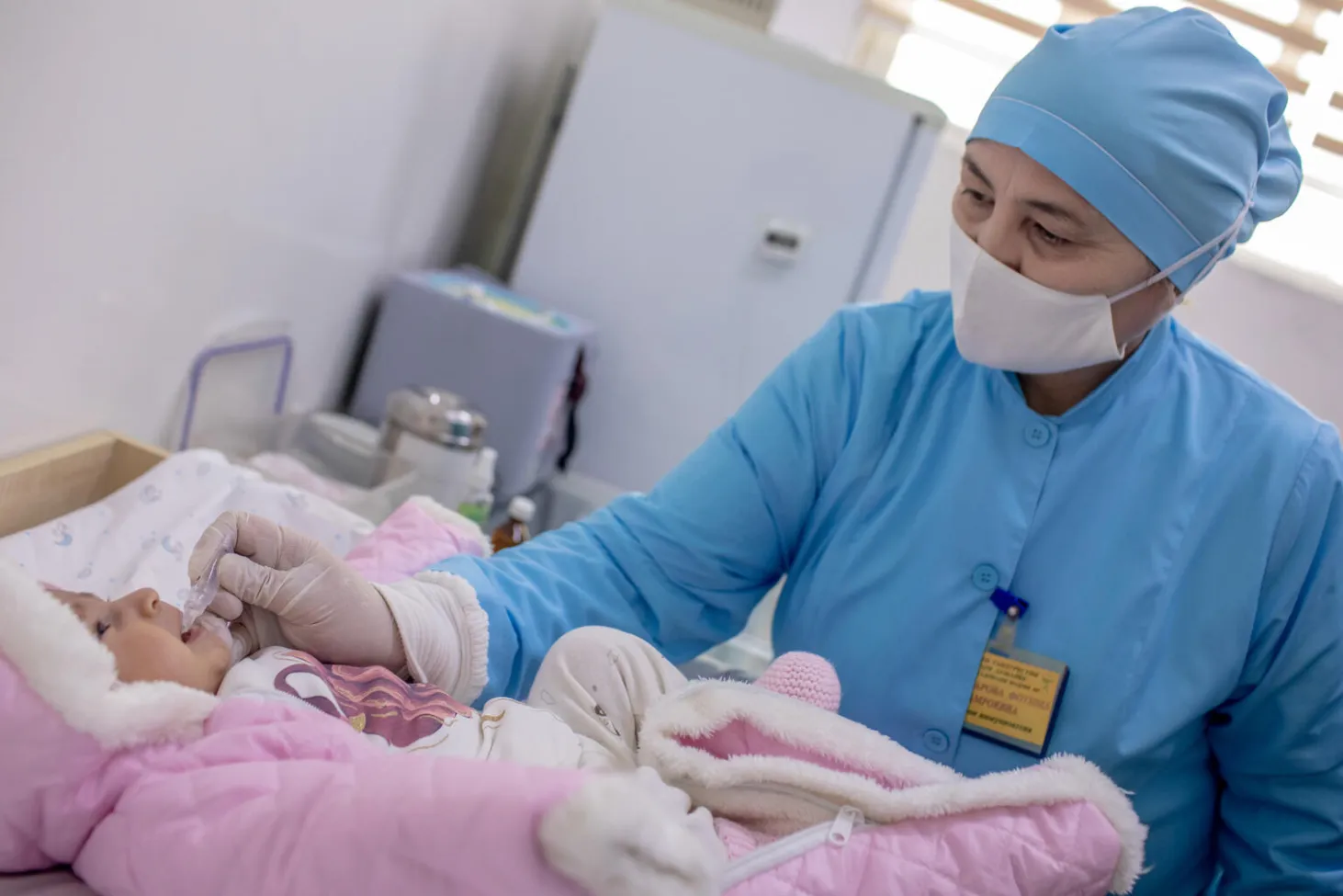 Fotima Burizoda, 3 mois, se fait vacciner au Centre de santé Douchanbé. 