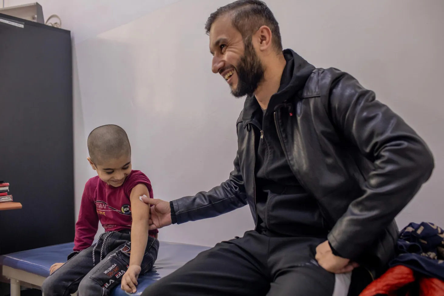 Muso Ahliddinzoda, 6 ans, se fait vacciner en compagnie de son père au Centre de santé Douchanbé.