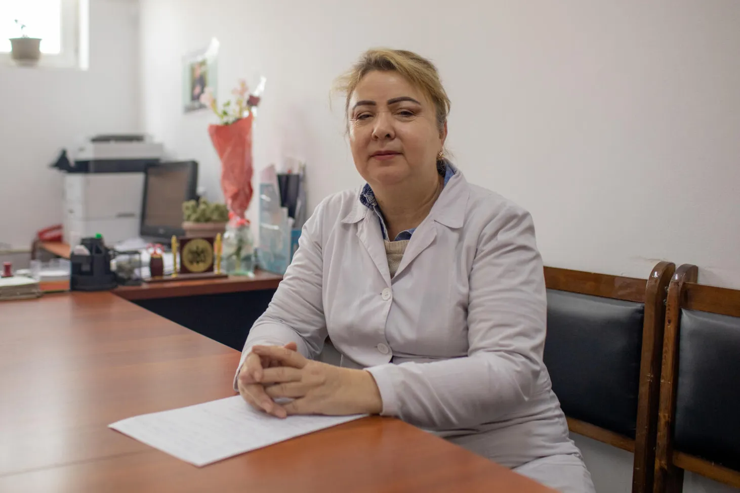 Sayohat Mamadjonova, professionnelle de la santé, s’affaire à son bureau au Centre de santé Douchanbé.  