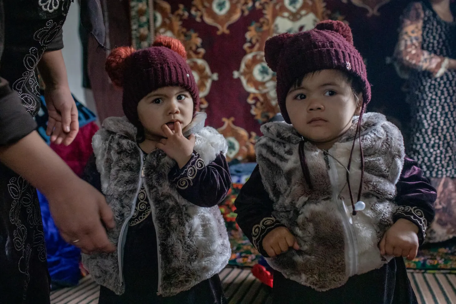 Les sœurs jumelles Zuhro et Fotima à leur maison dans le village de Burmai Poyon 
