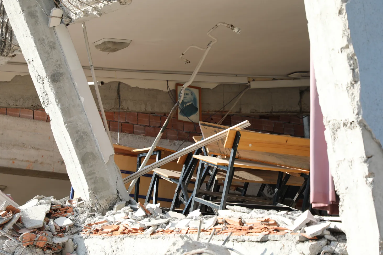 Les vestiges d’une salle de classe dans la ville de Kahramanmaraş, dans le sud-est de la Türkiye, au lendemain des séismes du 6 février 2023.