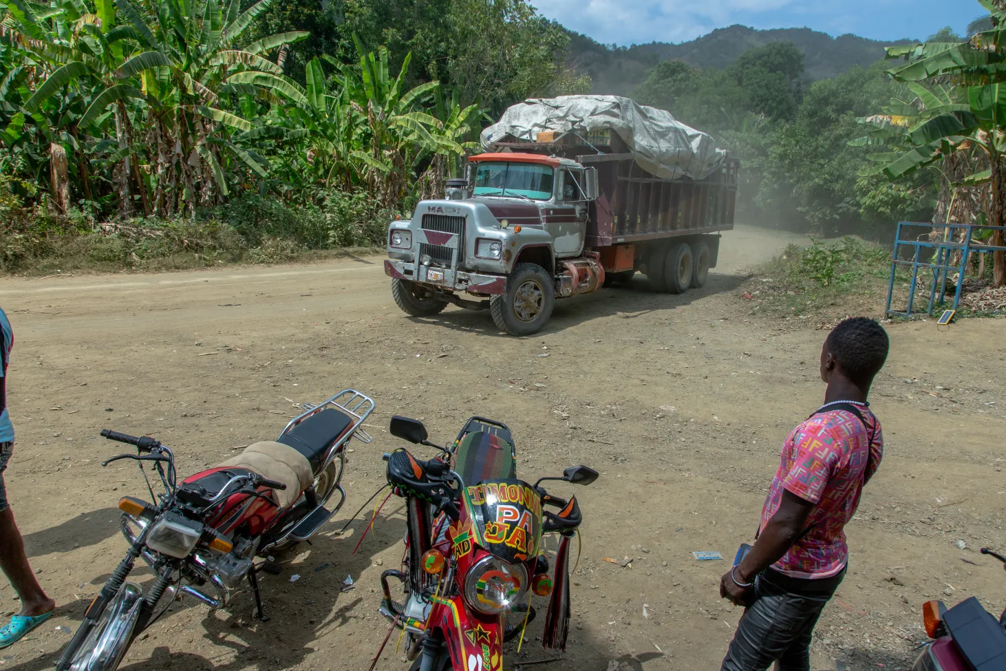Un camion rempli de kits scolaires arrive à Les Irois, dans le Grand’Anse. De là, des motocyclettes et des mulets vont les transporter vers les écoles reculées de la commune.