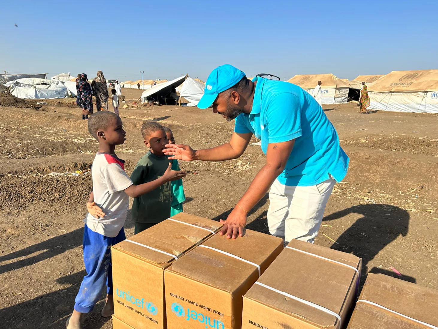 UNICEF staff and partners distribute over 300 dignity kits to displaced families from Al Jazirah, in 6 Arab gathering site, Kassala state. 