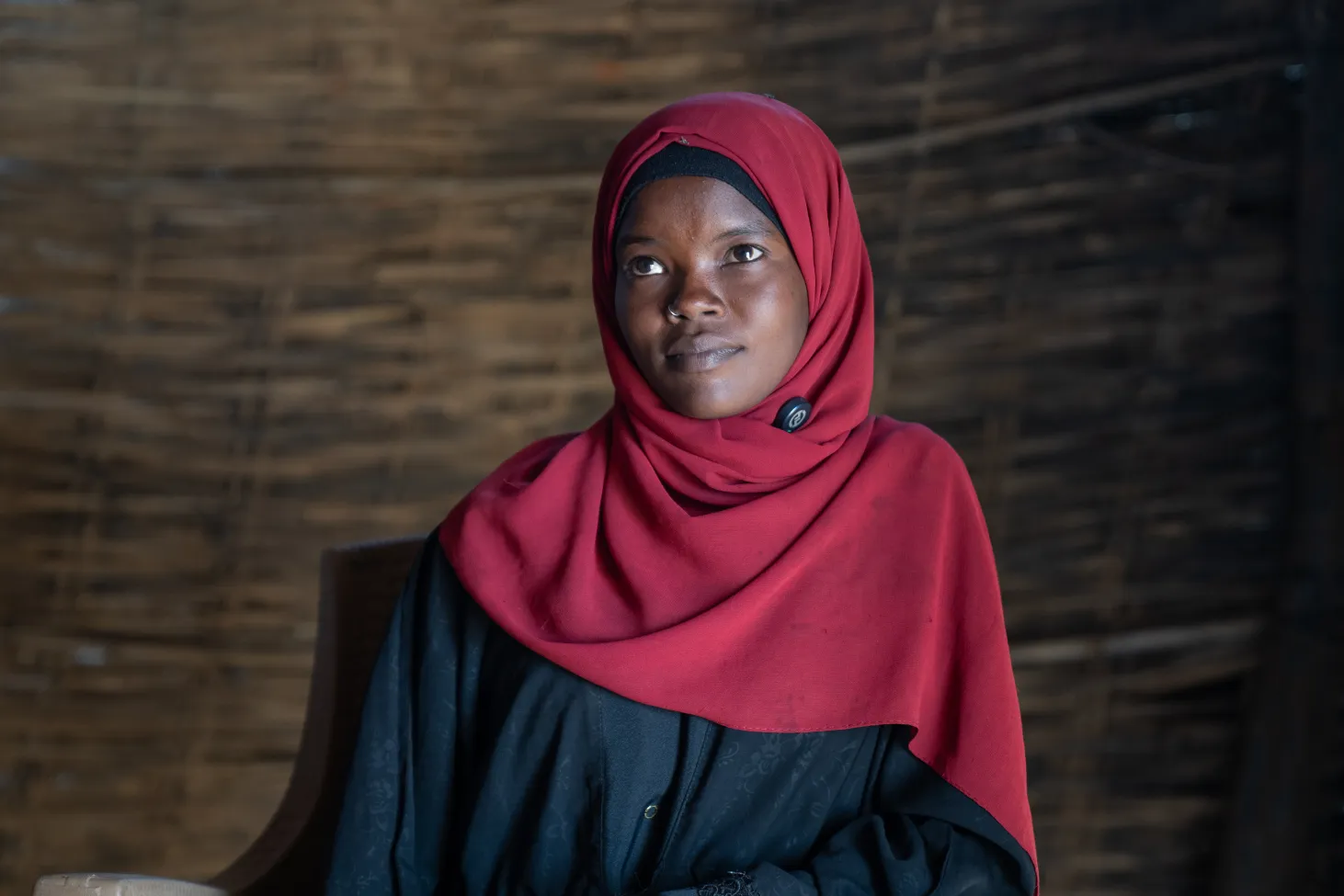 Une femme portant un foulard rouge.