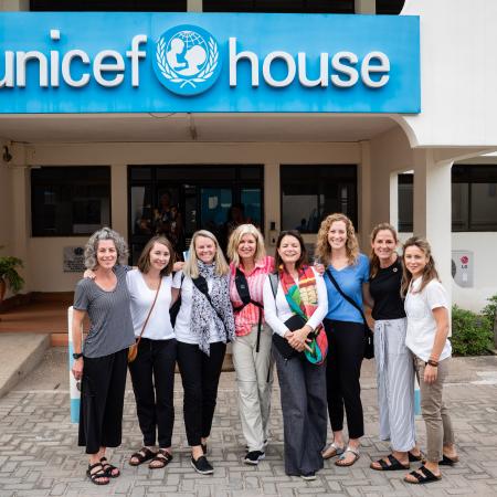 Des participantes au programme Bâtisseuses d’avenir sont photographiées à l’extérieur des bureaux d’UNICEF Ghana.