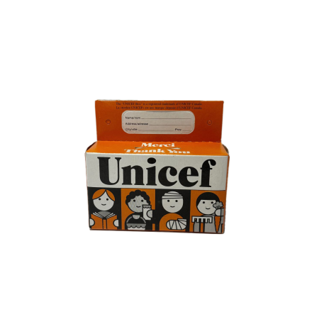 Gros plan sur la tirelire orange de l’UNICEF pour l’Halloween.