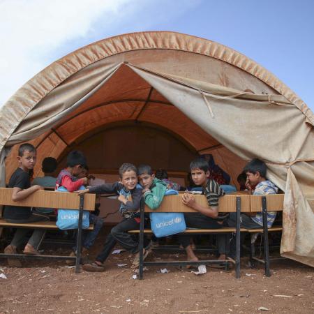 des enfants dans une école temporaire en Syrie