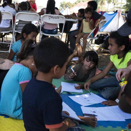 Paloma Escudero visite des enfants à la frontière entre le Guatemala et le Mexique 