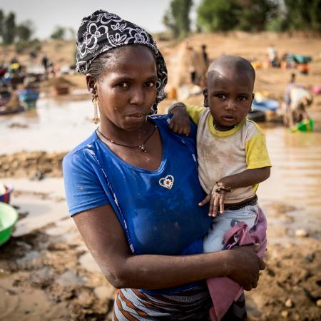 Ramata Diallo, 40 years old, has been an artisanal miner in Massakama for 3 years. She lives directly on the site with her husband Mamadou Diallo and their 5 children. Hachime, 11 months, is her youngest child. 