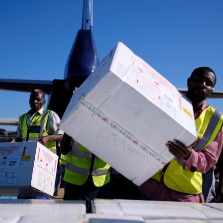 vaccines being offloaded in Beira