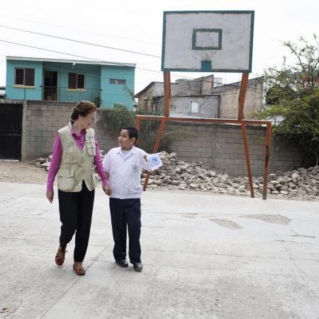 UNICEF Executive director Henrietta Fore with a boy in a school in Honduras