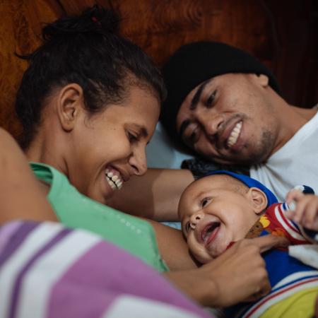 Deux parents avec leurs nouveau-né.