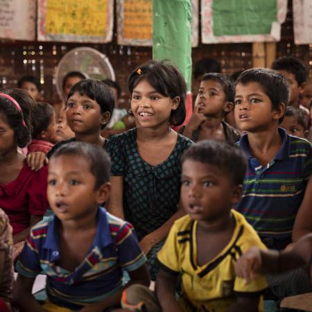 des enfants Rohingya récintent la leçon du jour dans un centre d'apprentissage soutenu par l'UNICEFing space in Bangladesh