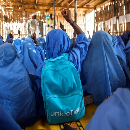 Jeunes filles à l'école dans un centre d'apprentissage temporaire à Maiduguri