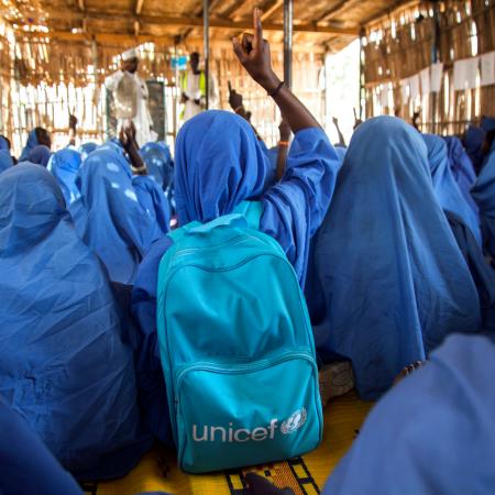 Jeunes filles à l'école dans un centre d'apprentissage temporaire à Maiduguri