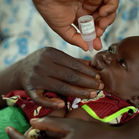 Un enfant se fait vacciner par voie orale au Malawi