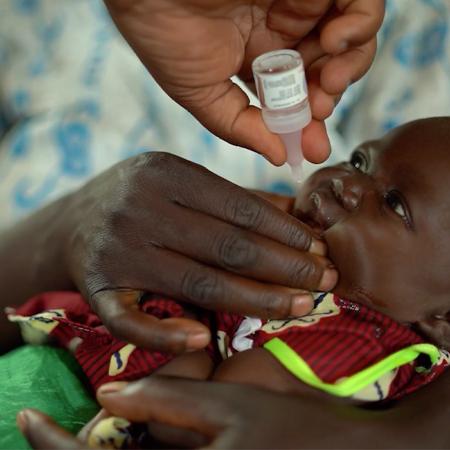 Un enfant se fait vacciner par voie orale au Malawi
