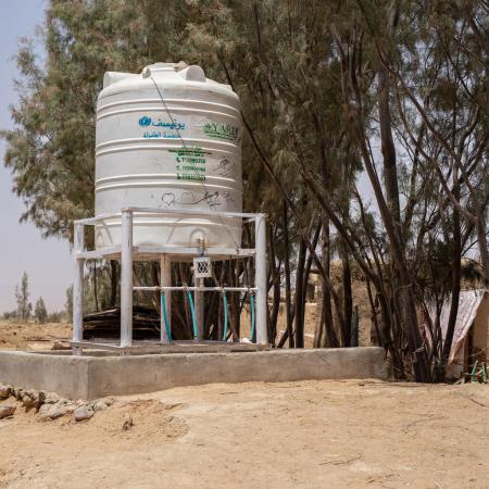 An emergency water tank installed at a camp for IDPs in Yemen.