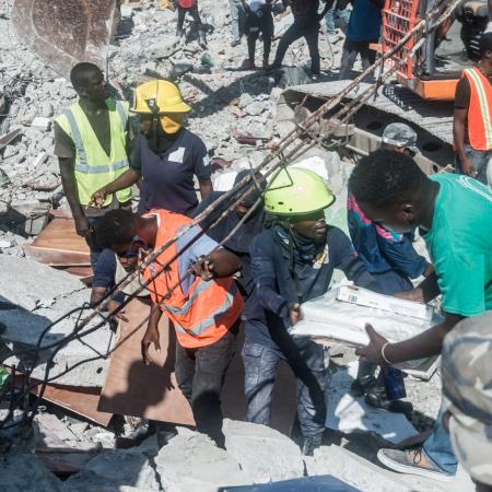 People look for survivors amongst the rubble in the neighbourhood of Dexia 6, Les Cayes, 