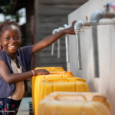 Marie, 7, draws water from a standpipe built with the support of UNICEF in the Buhene district of Goma, capital of North Kivu province, to the east. of the Democratic Republic of Congo.