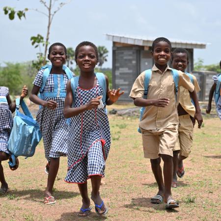 Des enfants dans la cour de récréation de leur école construite à partir de briques en plastique recyclé à Sakassou, au centre de la Côte d’Ivoire.