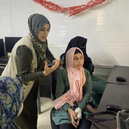 Hanadi teaches Syrian children computer skills at a UNICEF Jordan supported Makani center in Za’atari refugee camp.