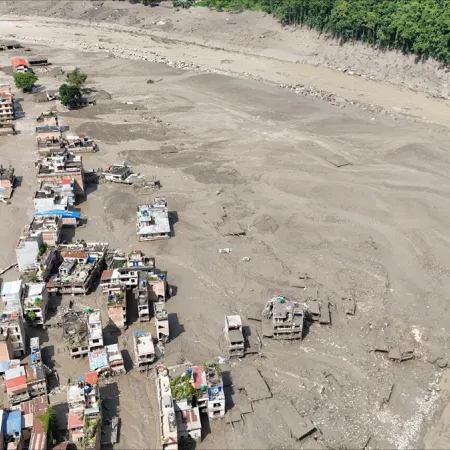 Un centre habité recouvert de boue à la suite de crues soudaines.