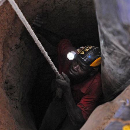 Garçon dans une mine