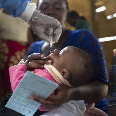 Baby in the DRC receiving liquid vaccine